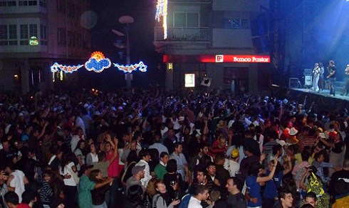 7.50 da mañá fronte ao palco da orquestra Charleston Big Band