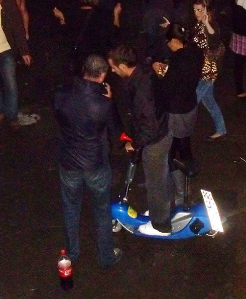 Algún ata veu co patinete da casa