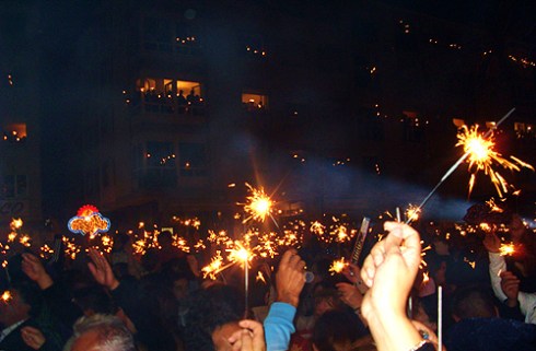 Ás 2 da mañá prodúcese un momento especial cando toda a praza canta ao unísono a Rianxeira