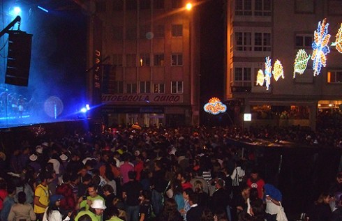 Imaxe das 5 da mañá fronte ao palco da orquestra Costa Oeste