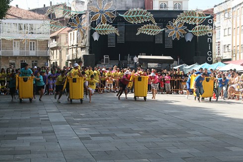 Catro equipos compiten entre si na carreira de contedores