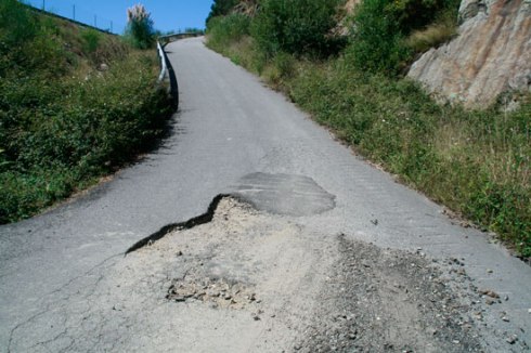 Estrada entre Asados e Leiro, preto do túnel baixo a autovía