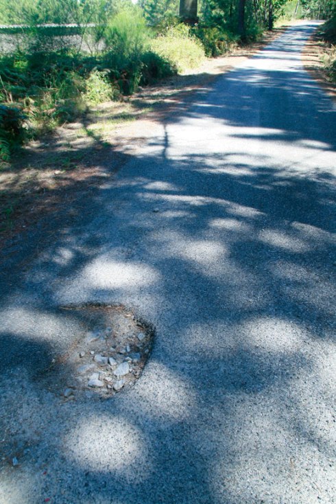 Estrada preto do campo de fútbol de Isorna